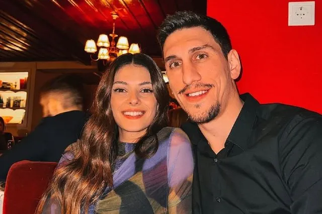 Γιαννούλης Λαρεντζάκης: Έκανε πρόταση γάμου στην αγαπημένη του