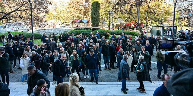 Συγκέντρωση αγροτών από το μπλόκο της Νίκαιας έξω από το Δικαστικό Μέγαρο Λάρισας, όπου μεταφέρθηκαν οι δύο από τους τρεις συλληφθέντες