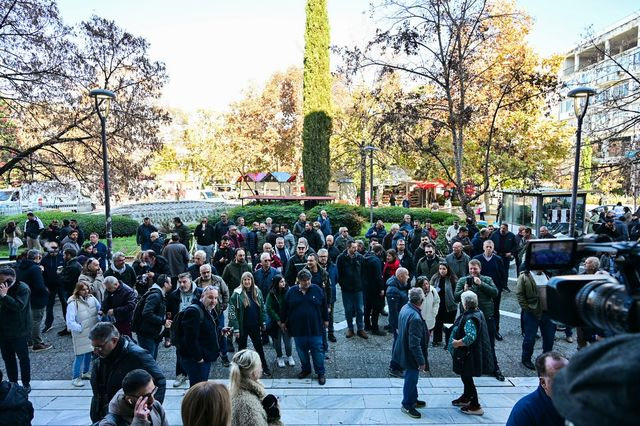 Συγκέντρωση αγροτών από το μπλόκο της Νίκαιας έξω από το Δικαστικό Μέγαρο Λάρισας, όπου μεταφέρθηκαν οι δύο από τους τρεις συλληφθέντες