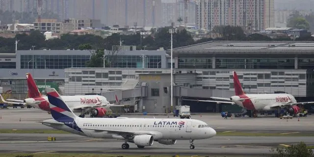 Βίντεο: Φωτιά κοντά σε αεροσκάφος στη Βραζιλία – Απομακρύνθηκαν 169 επιβάτες