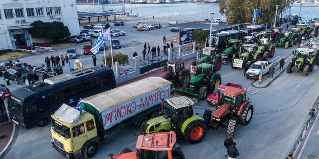 Αποχώρησαν τα τρακτέρ από το λιμάνι του Βόλου, παραμένουν τα αγροτικά