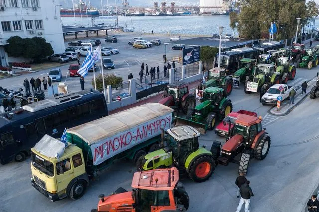 Αποχώρησαν τα τρακτέρ από το λιμάνι του Βόλου, παραμένουν τα αγροτικά