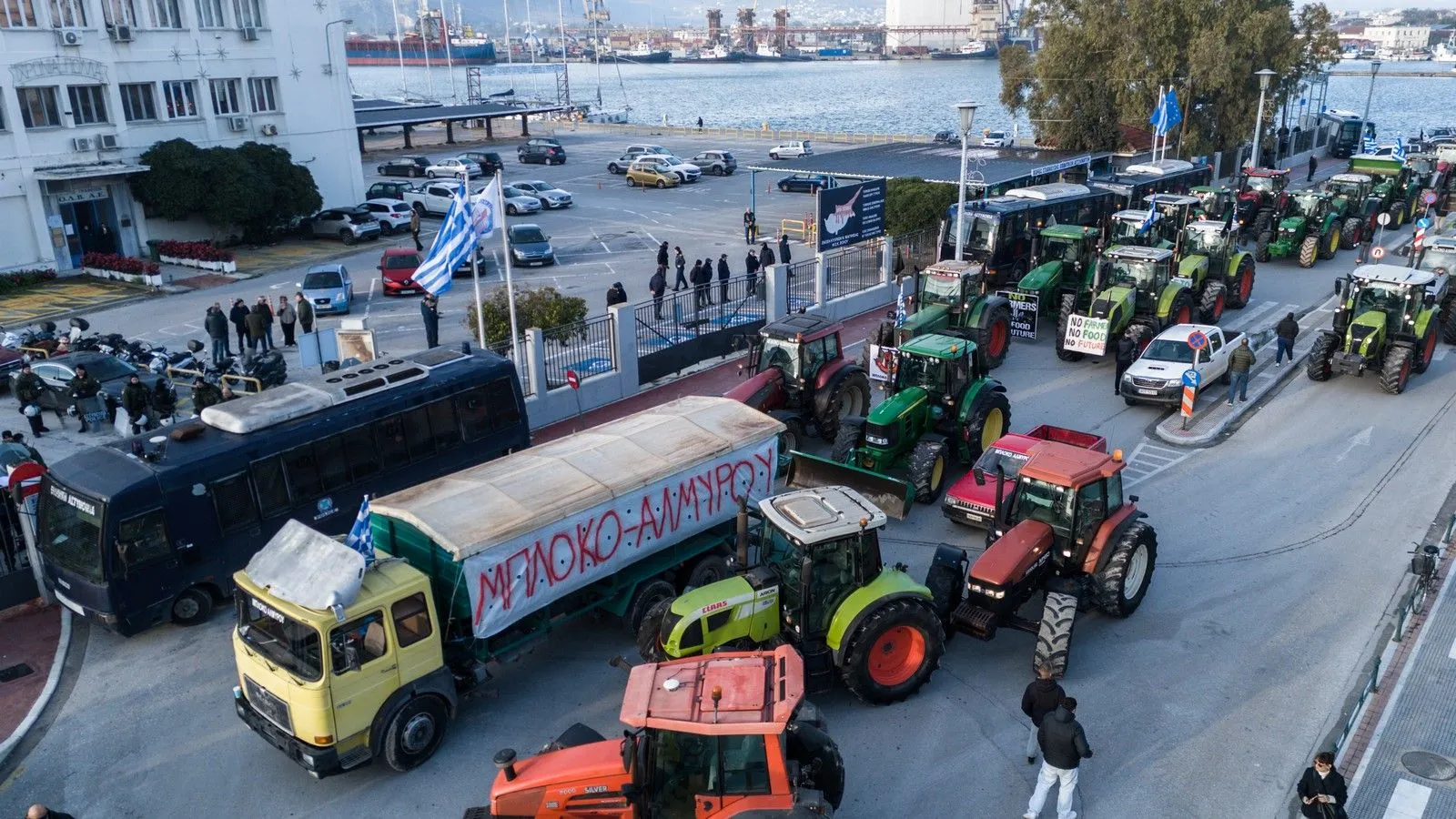 Αποχώρησαν τα τρακτέρ από το λιμάνι του Βόλου, παραμένουν τα αγροτικά