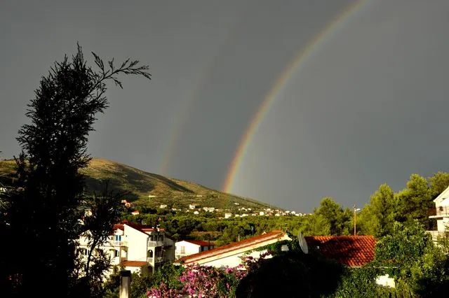Η ζωή δύο ΛΟΑΤΚΙ+ ατόμων στην ελληνική επαρχία