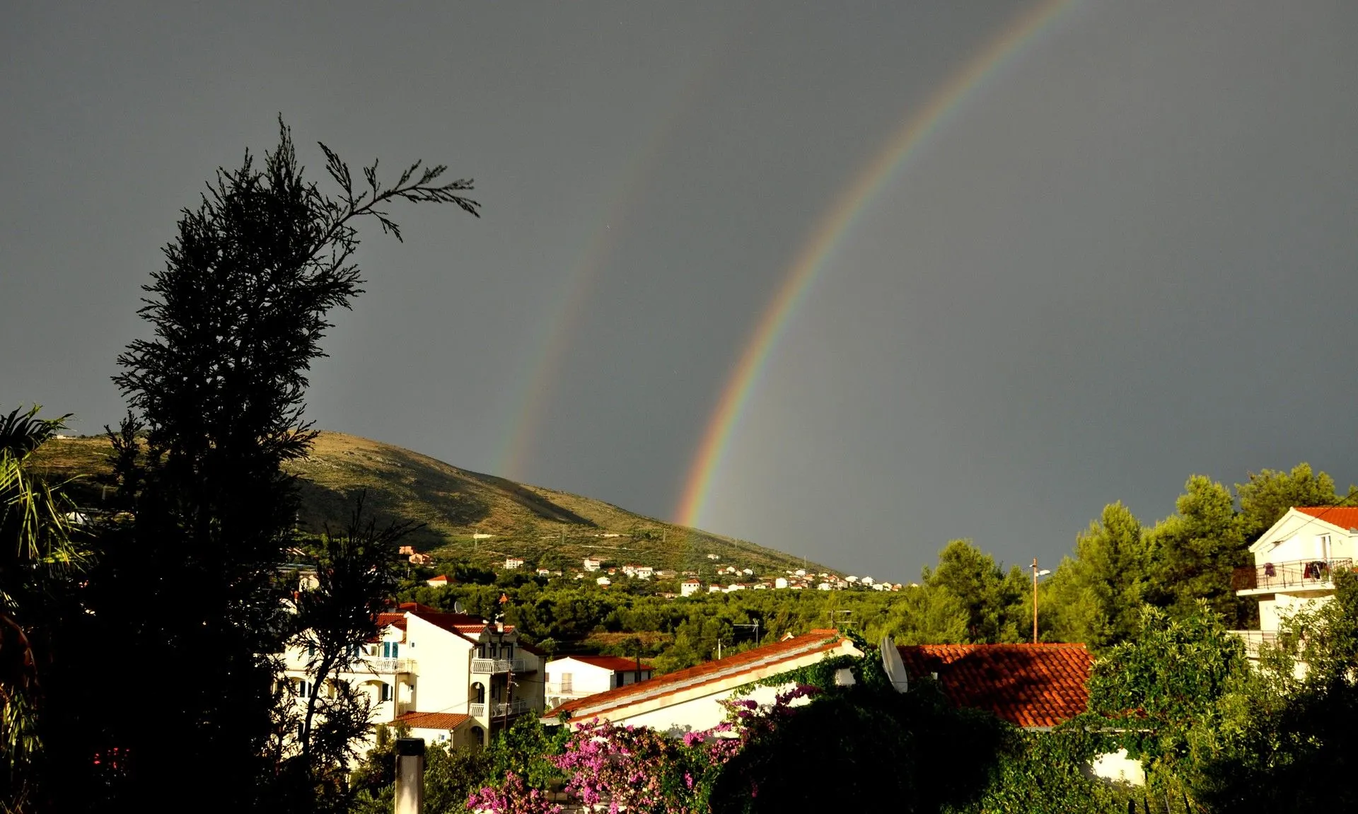 Η ζωή δύο ΛΟΑΤΚΙ+ ατόμων στην ελληνική επαρχία