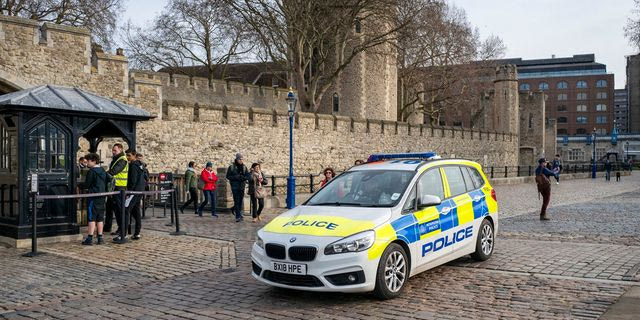 Όχημα της βρετανικής αστυνομίας έξω από τον Πύργο του Λονδίνου