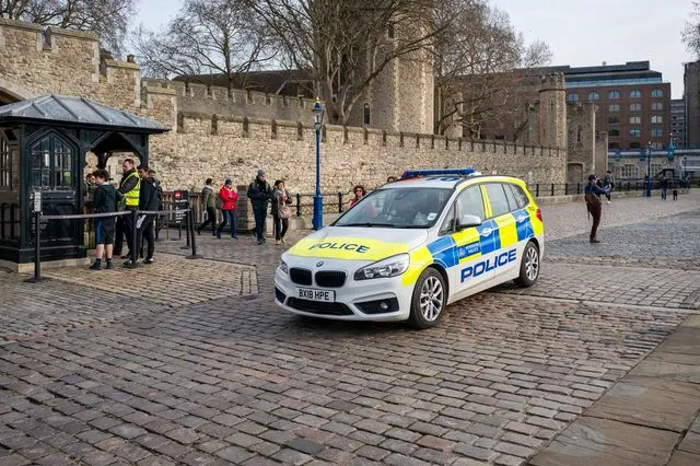 Όχημα της βρετανικής αστυνομίας έξω από τον Πύργο του Λονδίνου