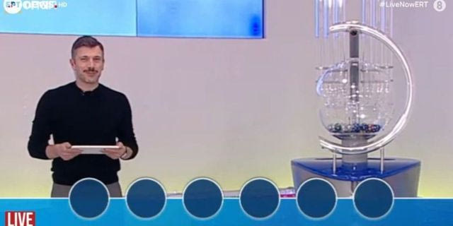 Σπάνια στιγμή: Κόλλησε η κληρωτίδα για τους αριθμούς του ΛΟΤΤΟ σε live σύνδεση