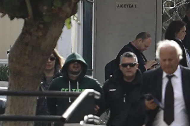 Μεταγωγή του 29χρονου οδηγού για το τροχαίο στη Λούτσα