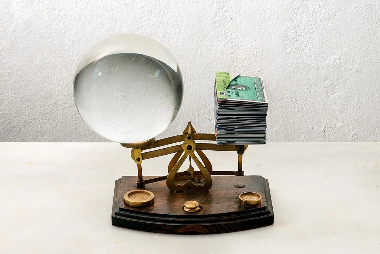  Λυδία Δαμπασίνα, Άτιτλο, 2025, ζυγαριά, γυάλινη σφαίρα, 37 πιστωτικές κάρτες, 20,5 x 21 x 15 cm 