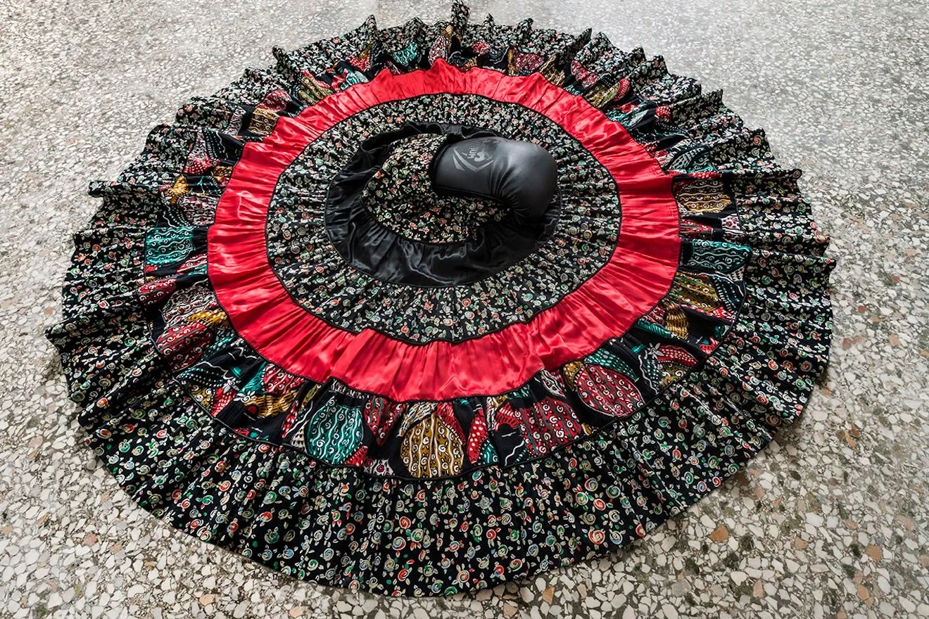 Λυδία Δαμπασίνα, Άτιτλο, 2018, λεπτομέρεια, γάντι του μπόξ, υφασμάτινη φούστα, διάμετρος 150 εκ 