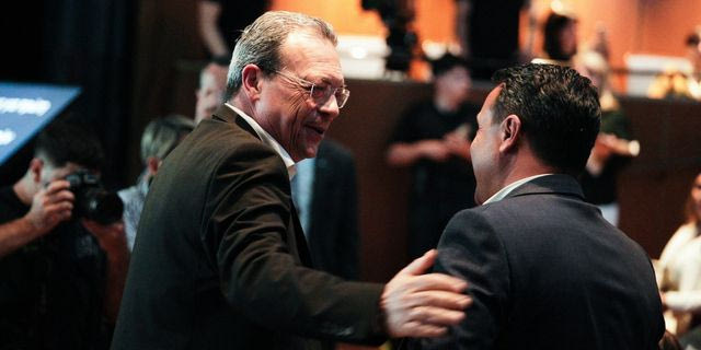 Ο Τσίπρας παίζει με τους παλιούς συντρόφους και εκείνοι με την αξιοπρέπεια τους