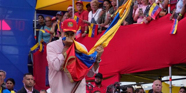 Ο Μαδούρο στη συγκέντρωση στο Καράκας κατά των απειλών των ΗΠΑ