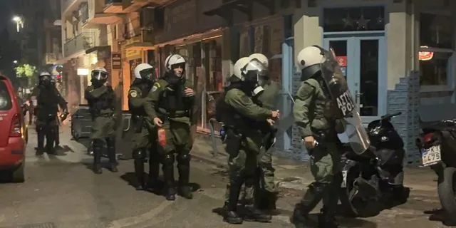 Ένταση στα Εξάρχεια με ρίψεις μολότοφ και χημικών