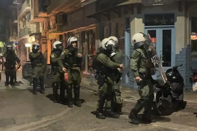 Ένταση στα Εξάρχεια με ρίψεις μολότοφ και χημικών