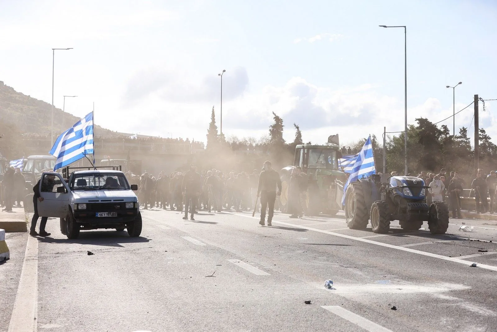 LIVE: Αγροτικά μπλόκα σε όλη τη χώρα - Άγρια επεισόδια στην Κρήτη
