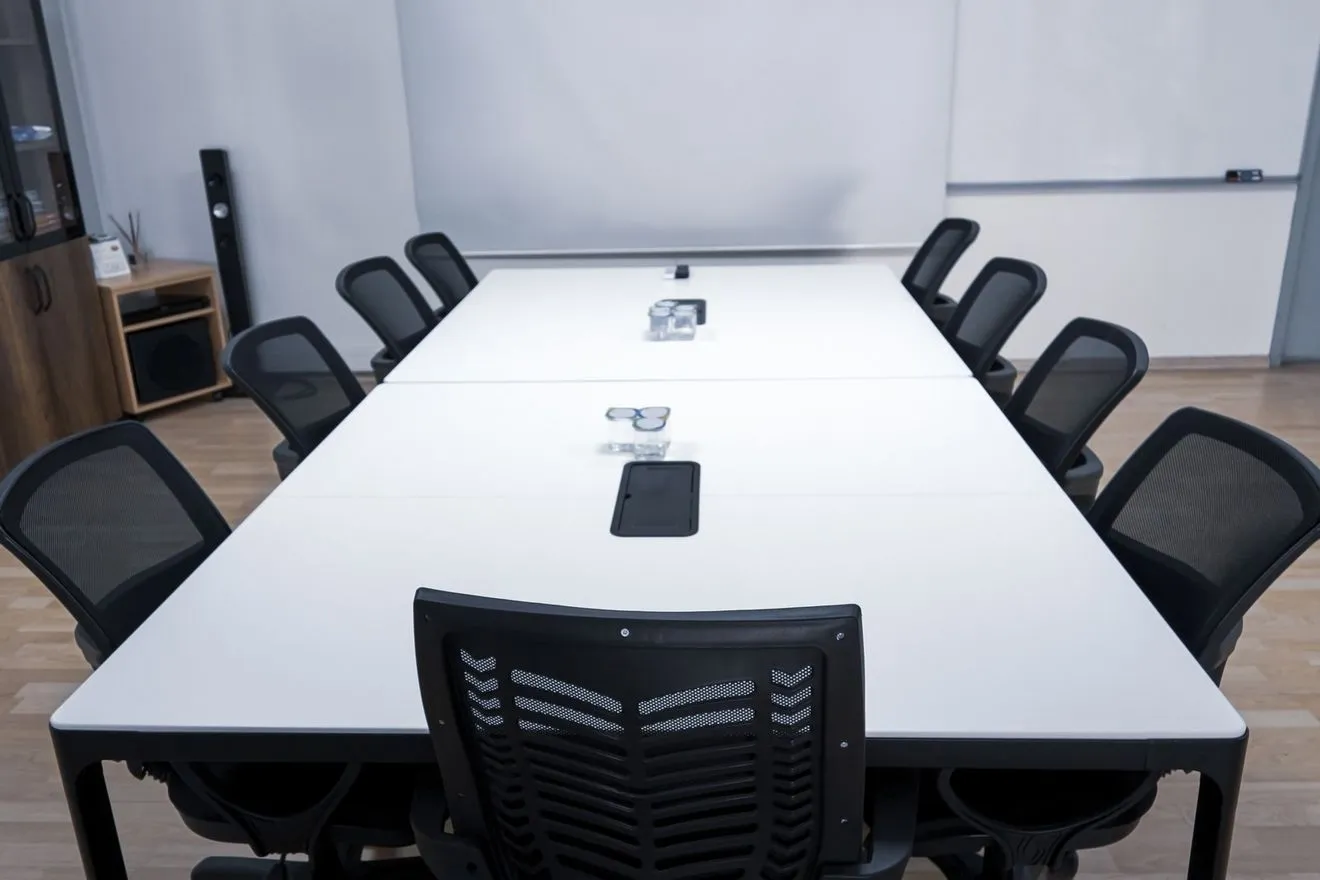 Η θέση που κάθεσαι στο μίτινγκ αποκαλύπτει τα μυστικά σου