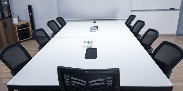 Η θέση που κάθεσαι στο μίτινγκ αποκαλύπτει τα μυστικά σου