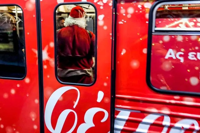 ΜΜΜ: Πώς θα κινηθούν μετρό, λεωφορεία και τραμ τα Χριστούγεννα