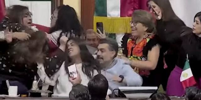 Μεξικό: Χαμός και άγριο μαλλιοτράβηγμα βουλευτριών μέσα στο Κογκρέσο – Βίντεο