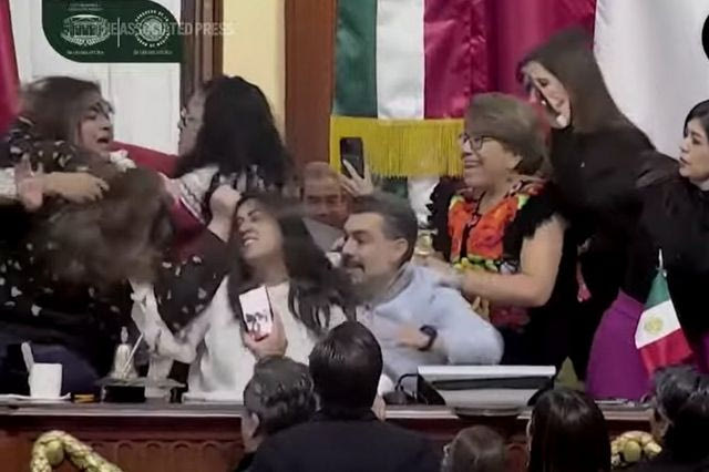 Μεξικό: Χαμός και άγριο μαλλιοτράβηγμα βουλευτριών μέσα στο Κογκρέσο – Βίντεο