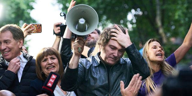 Στη μέση ο πρόεδρος της Αργεντινής, Χαβιέρ Μιλέι