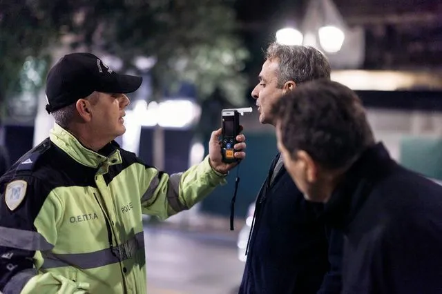 Επίσκεψη του Πρωθυπουργού Κυριάκου Μητσοτάκη συνοδευόμενος από τον Υπουργό Προστασίας του Πολίτη Μιχάλη Χρυσοχοΐδη, σε μπλόκο της Ελληνικής Αστυνομίας για αλκοτέστ