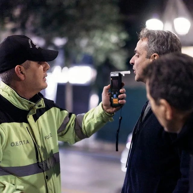Επίσκεψη του Πρωθυπουργού Κυριάκου Μητσοτάκη συνοδευόμενος από τον Υπουργό Προστασίας του Πολίτη Μιχάλη Χρυσοχοΐδη, σε μπλόκο της Ελληνικής Αστυνομίας για αλκοτέστ