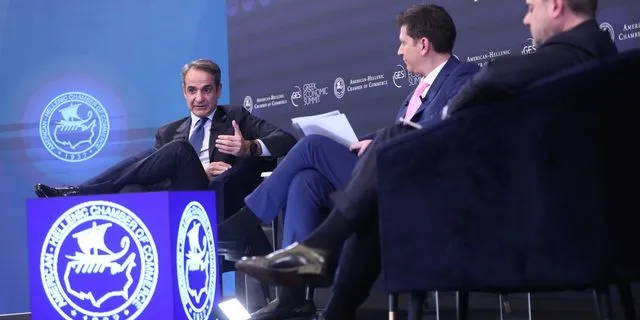 Συζήτηση του πρωθυπουργού Κ. Μητσοτάκη με τον Πρόεδρο του Ελληνοαμερικανικού Εμπορικού Επιμελητηρίου, Γ. Σαρακάκη, στο πλαίσιο του 36ου Greek Economic Summit