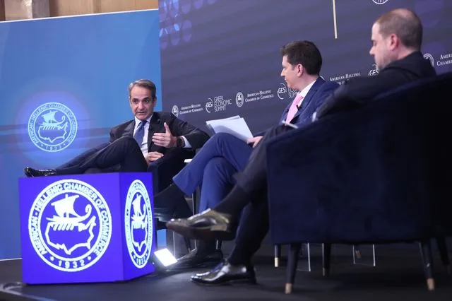 Συζήτηση του πρωθυπουργού Κ. Μητσοτάκη με τον Πρόεδρο του Ελληνοαμερικανικού Εμπορικού Επιμελητηρίου, Γ. Σαρακάκη, στο πλαίσιο του 36ου Greek Economic Summit