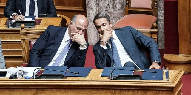 Κ. Μητσοτάκης και Κ. Τσιάρας στα έδρανα της Βουλής