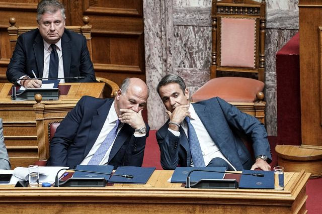 Κ. Μητσοτάκης και Κ. Τσιάρας στα έδρανα της Βουλής