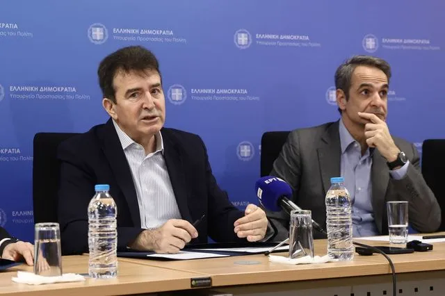 Αγρότες: Ο Μητσοτάκης έκανε υπουργό Γεωργίας τον… Χρυσοχοΐδη