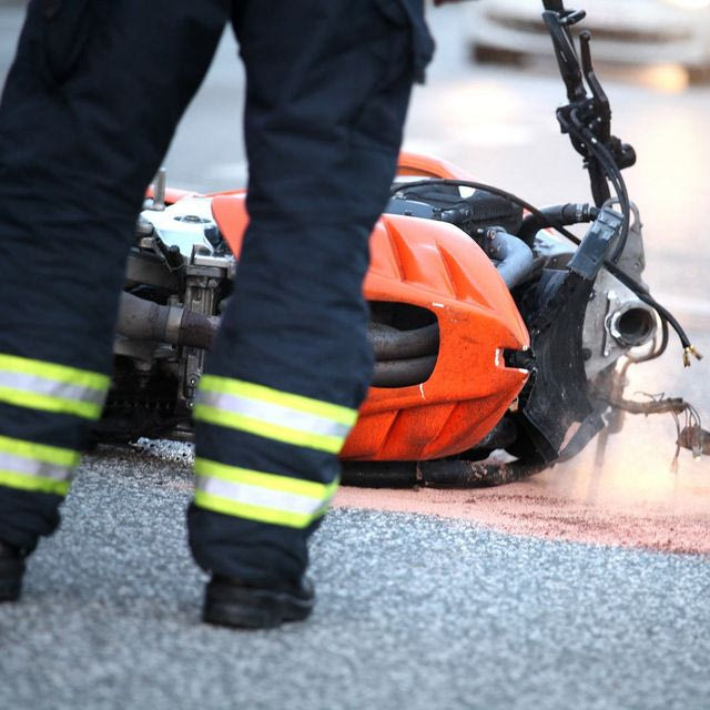 Μηχανή πεσμένη κάτω στον δρόμο