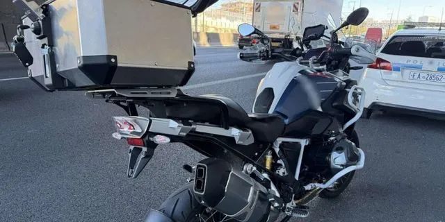 Οδηγός μηχανής επιχείρησε να διαφύγει από έλεγχο και παρέσυρε τροχονόμο στην Αττική Οδό