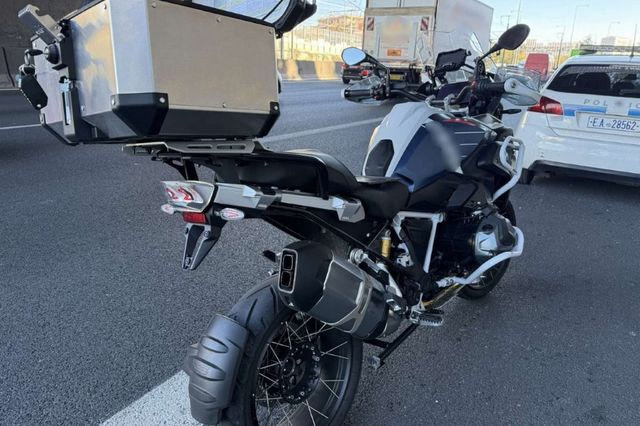 Οδηγός μηχανής επιχείρησε να διαφύγει από έλεγχο και παρέσυρε τροχονόμο στην Αττική Οδό