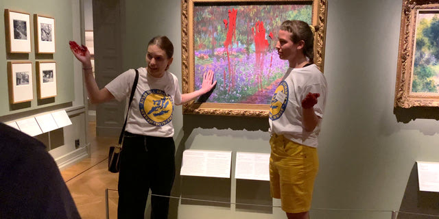 Σουηδία: Δικαστήριο αθώωσε ακτιβίστριες που είχαν ρίξει μπογιά σε πίνακα του Μονέ