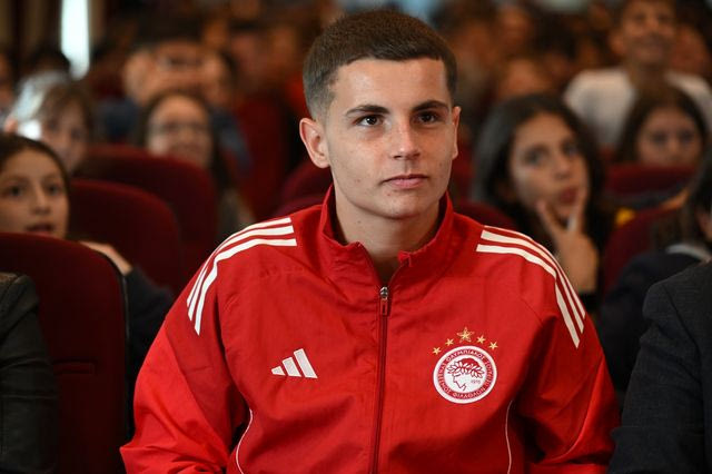 Ολυμπιακός: Ερυθρόλευκη τρέλα για ένα αυτόγραφο από τον νικητή του Golden Boy Web 2025, Χρήστο Μουζακίτη