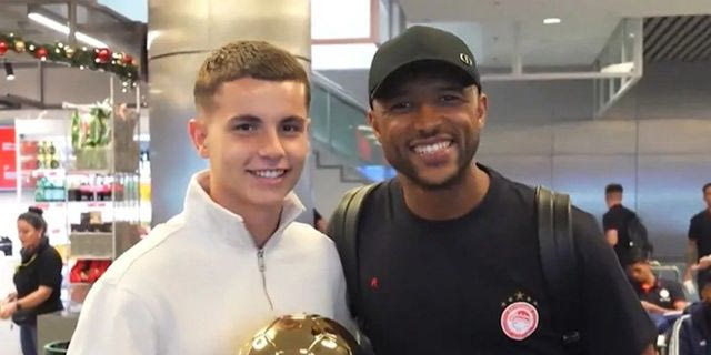 Ολυμπιακός: Η αποθέωση του Golden Boy, Μουζακίτη στο αεροδρόμιο από τους συμπαίκτες του