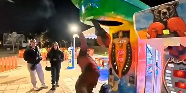 Viral ξανά ο Ευτύχης Μπλέτσας: Έριξε μπουνιά σε μηχάνημα και έπεσε κάτω – Βίντεο