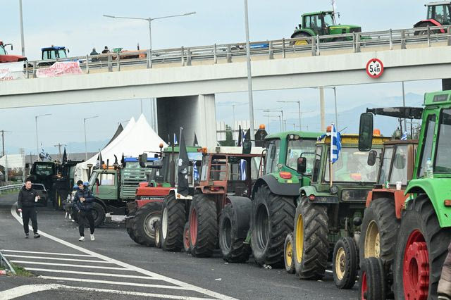 Κορυφώνονται οι αγροτικές κινητοποιήσεις – Δεκάδες μπλόκα σε όλη τη χώρα