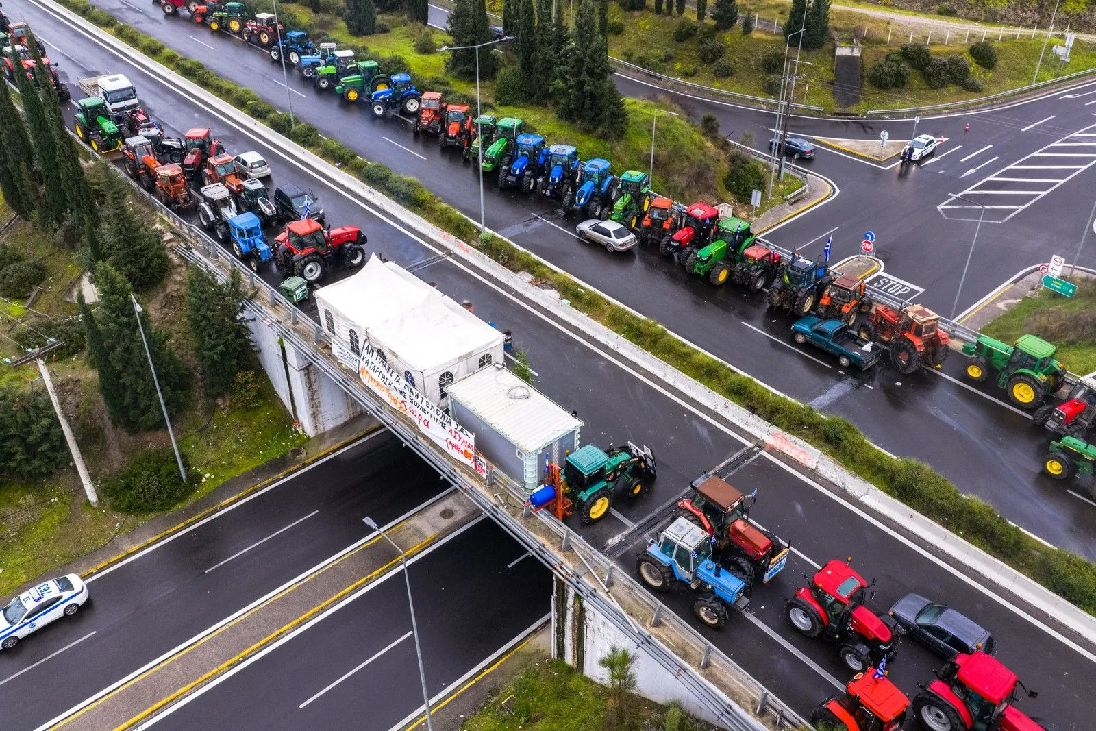 Αγρότες: Πού θα συνεχιστούν οι αποκλεισμοί και ποια μπλόκα άνοιξαν σήμερα