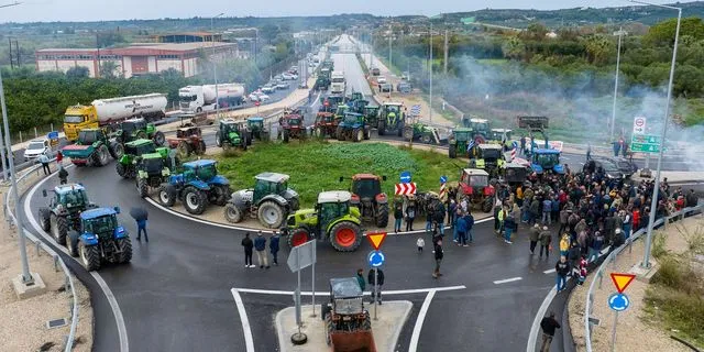 Αχαΐα: Αγρότες έκλεισαν πεζοί την Πατρών – Πύργου