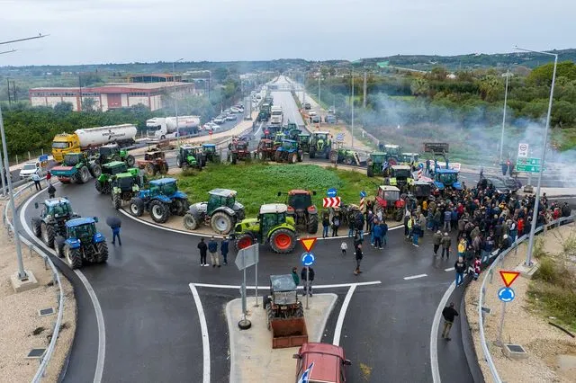 Αχαΐα: Αγρότες έκλεισαν πεζοί την Πατρών – Πύργου