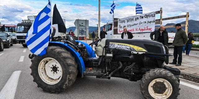 Κλιμακώνουν οι αγρότες: Κλείνουν δρόμους και ετοιμάζονται για λιμάνια