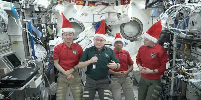 Αστροναύτες στέλνουν χριστουγεννιάτικες ευχές: “Ίσως βρισκόμαστε λίγο πιο ψηλά από τον Άι Βασίλη”