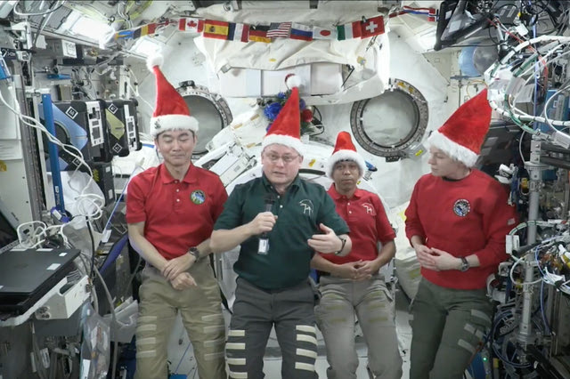 Αστροναύτες στέλνουν χριστουγεννιάτικες ευχές: “Ίσως βρισκόμαστε λίγο πιο ψηλά από τον Άι Βασίλη”