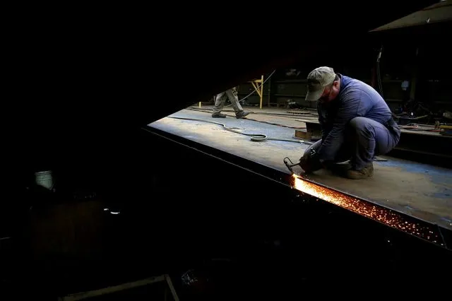 Στιγμιότυπο από την ναυπηγοεπεισκευαστική ζώνη του Περάματος