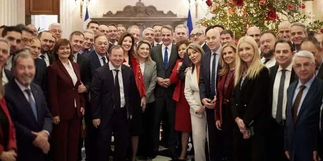 Η συνάντηση Μητσοτάκη με βουλευτές της ΝΔ σε εικόνες – Το γούρι που τους έδωσε