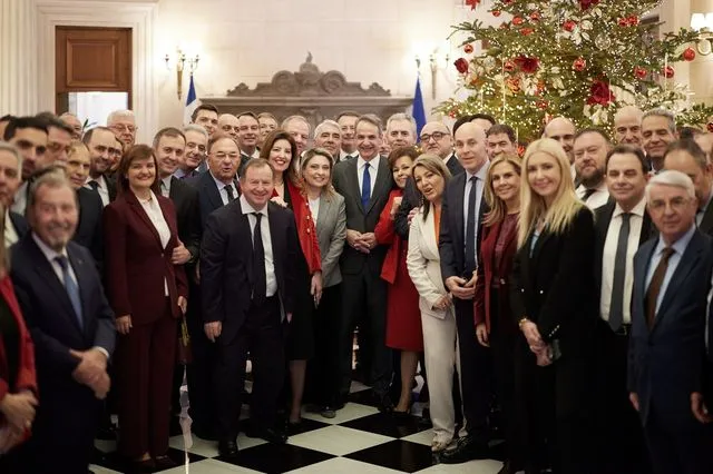 Η συνάντηση Μητσοτάκη με βουλευτές της ΝΔ σε εικόνες – Το γούρι που τους έδωσε